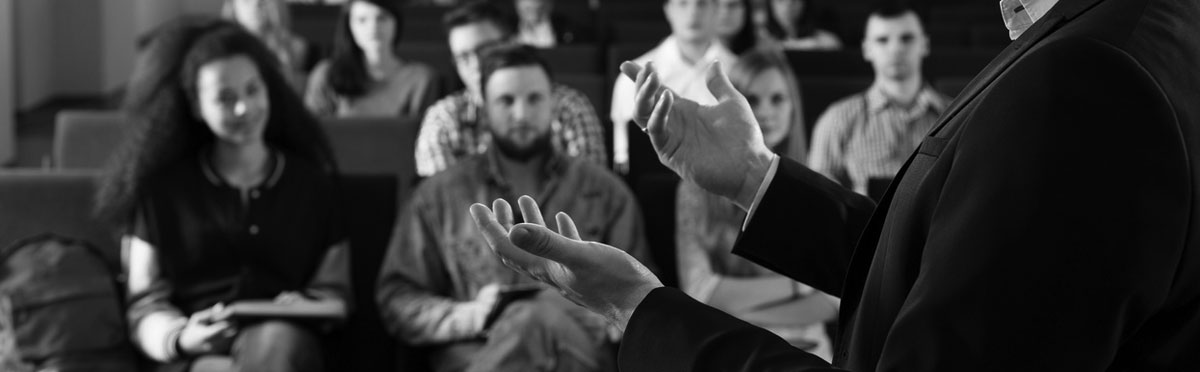 Un enseignant s'adressant à des étudiants